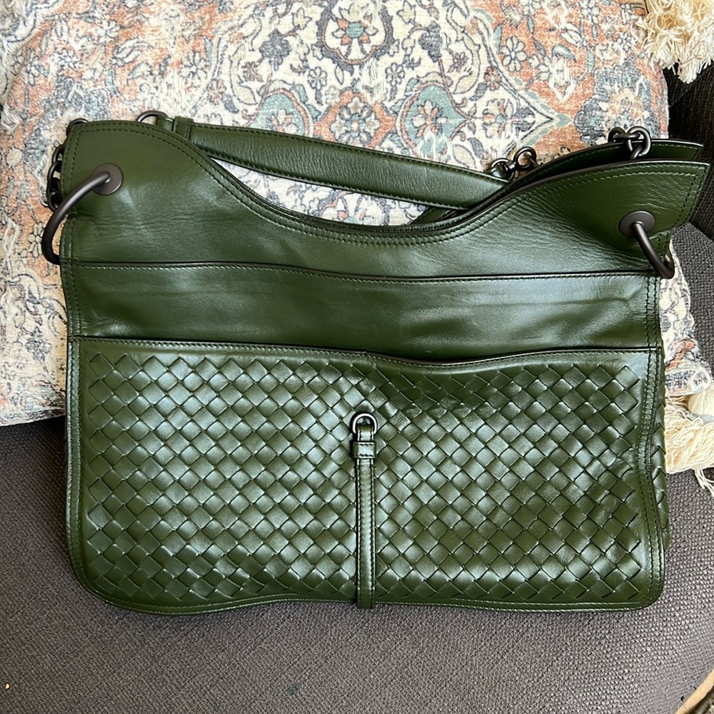 Bottega Veneta shoulder bag . Beautiful green , black hardware ,